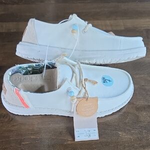 Hey Dude Size 7 Women's Slip-On Canvas Sneakers in White with Coral Accent